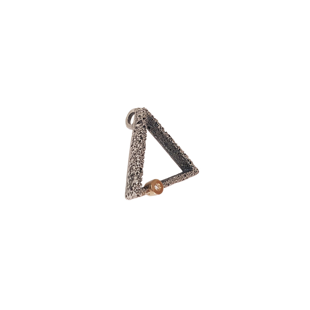 Penjoll triangle de plata de llei amb textura, or groc de 18K i diamant